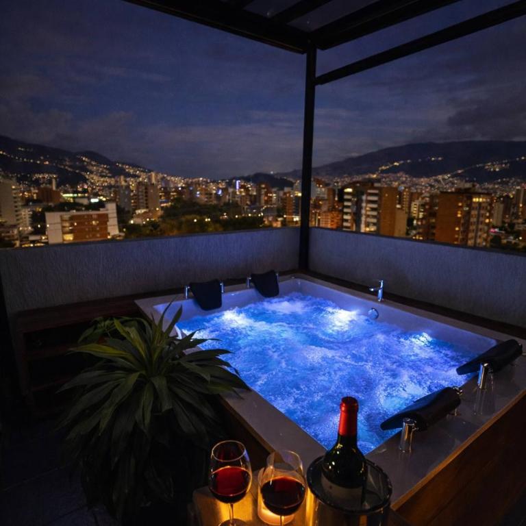 Luxury PH Whirlpool Tub AC Fast WiFi - Apartment - 1
