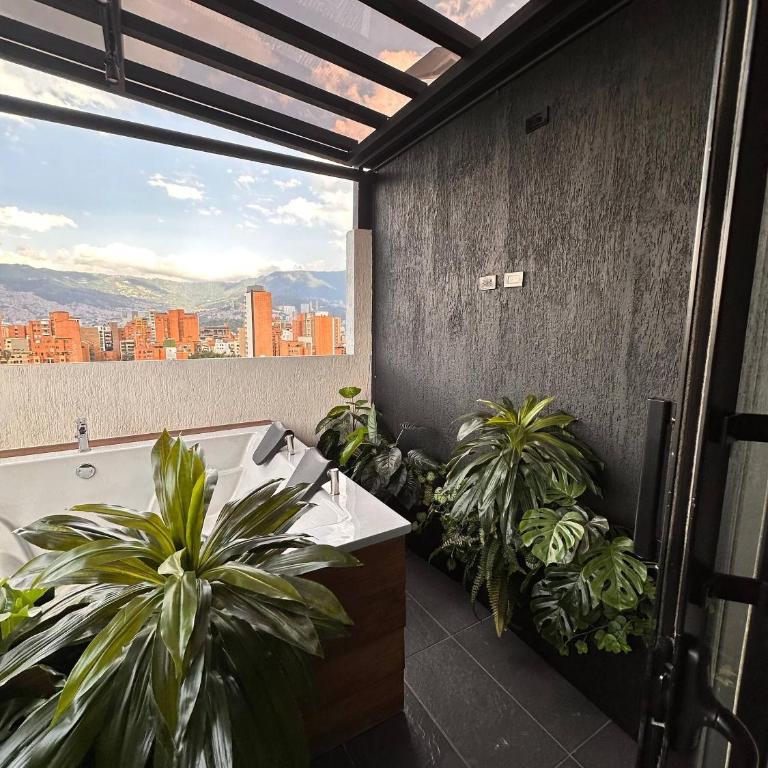 Luxury PH Whirlpool Tub AC Fast WiFi - Apartment - 15