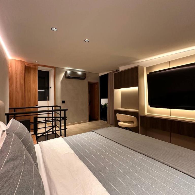 Luxury PH Whirlpool Tub AC Fast WiFi - Apartment - 27