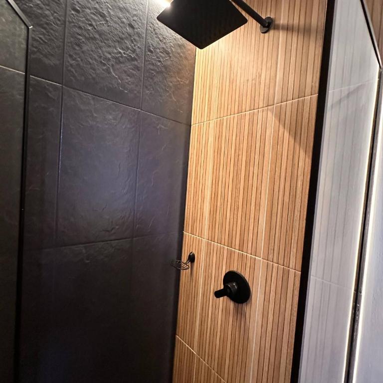 Luxury PH Whirlpool Tub AC Fast WiFi - Apartment - 28