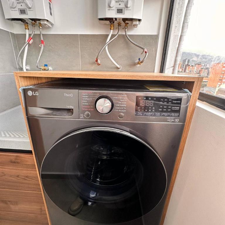 Luxury PH Whirlpool Tub AC Fast WiFi - Apartment - 34