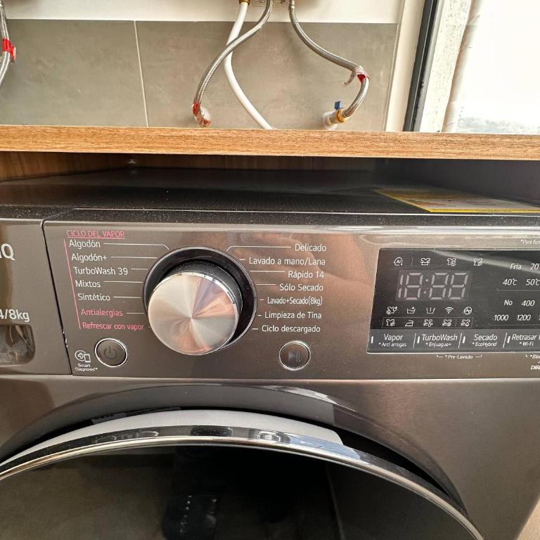 Luxury PH Whirlpool Tub AC Fast WiFi - Apartment - 35