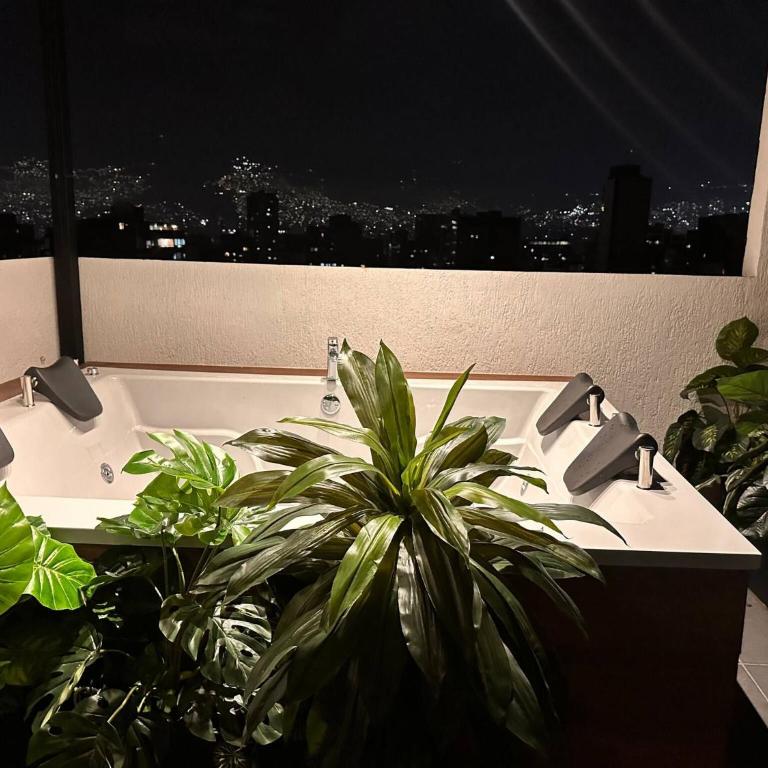 Luxury PH Whirlpool Tub AC Fast WiFi - Apartment - 57