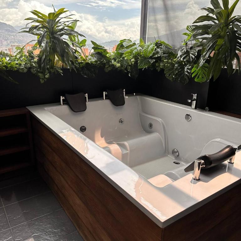 Luxury PH Whirlpool Tub AC Fast WiFi - Apartment - 61