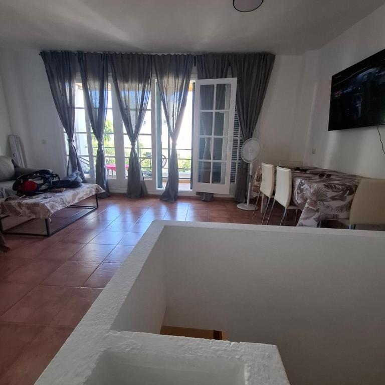2BR Apartment & Pool & Terrace & Walk to Beach - Apartamento Deluxe de 2 dormitorios con vistas al jardín - 17