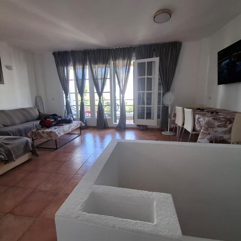 2BR Apartment & Pool & Terrace & Walk to Beach - Apartamento Deluxe de 2 dormitorios con vistas al jardín - 5