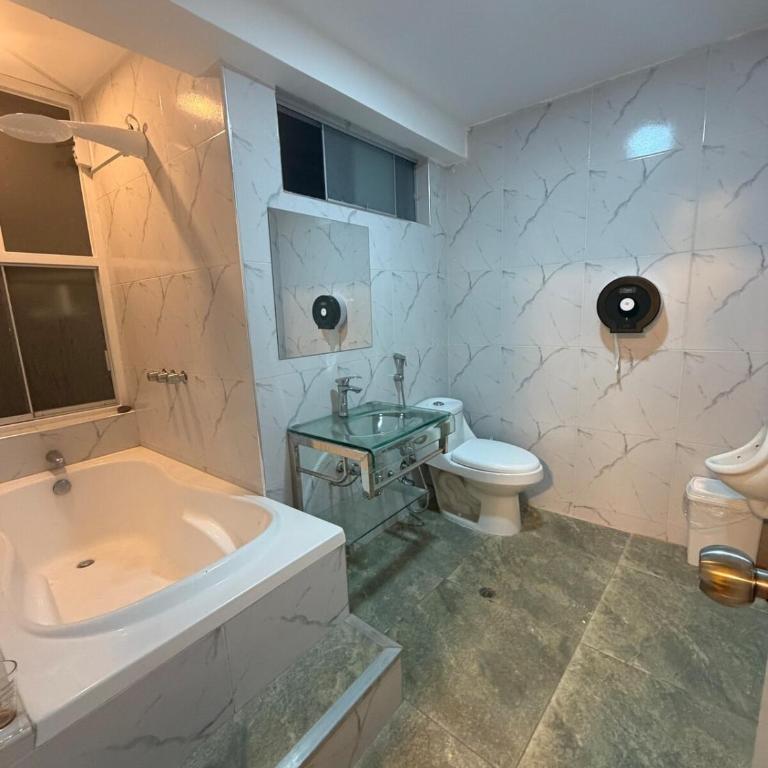 Departamento Amoblado cerca al Hospital Carrión - Three-Bedroom Apartment - 6