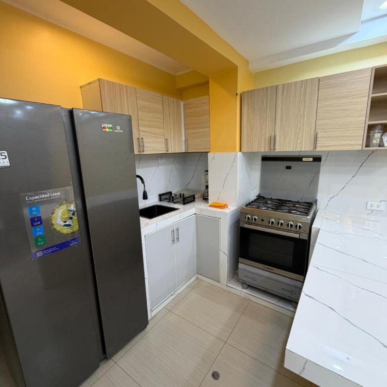 Departamento Amoblado cerca al Hospital Carrión - Three-Bedroom Apartment - 4