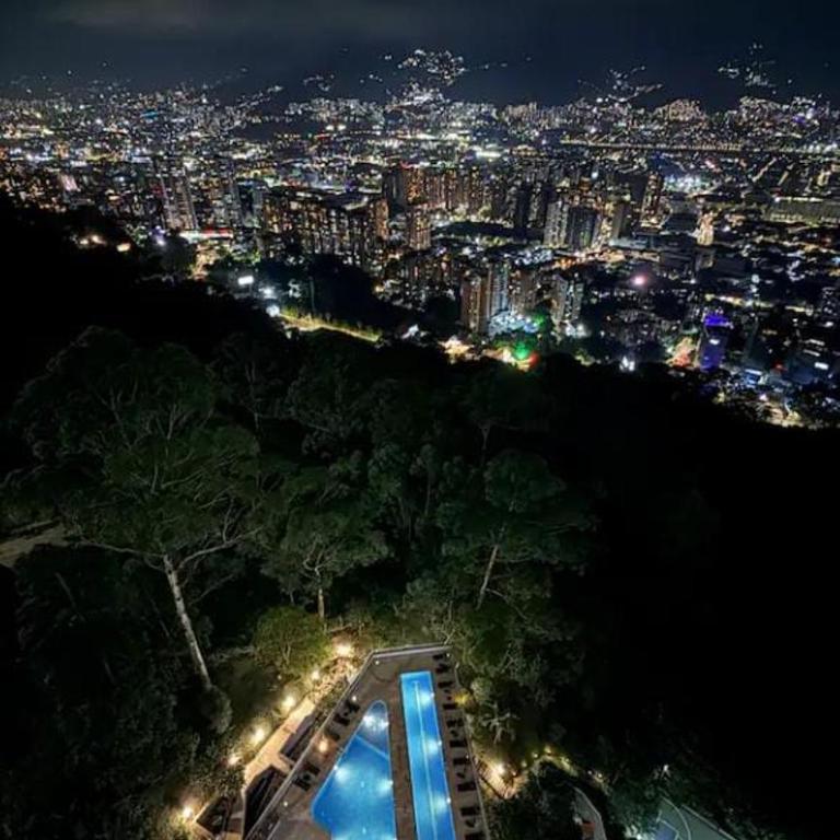 La mejor vista de Medellin, Poblado 3 habitaciones - Three-Bedroom Apartment - 5