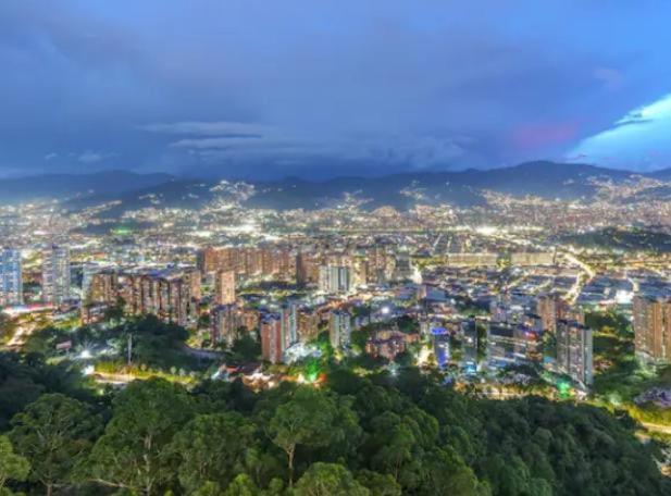 La mejor vista de Medellin, Poblado 3 habitaciones - Three-Bedroom Apartment - 36