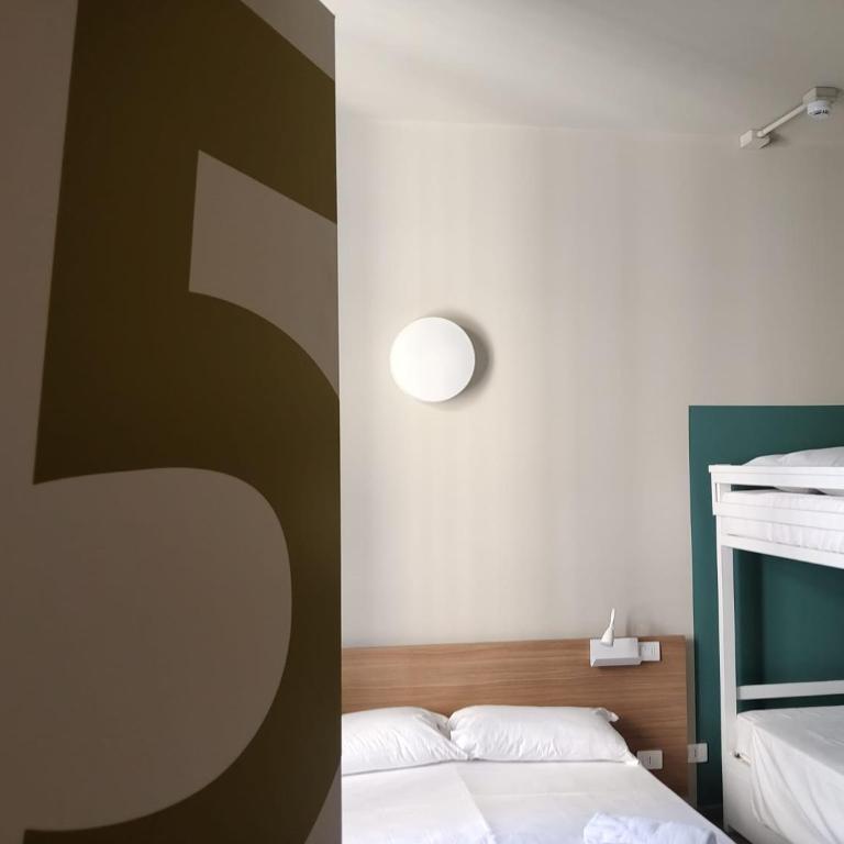 Carro Hostel - Monza Centro - Dormire bene Fare bene Scegli Bene! - Camera Familiare con Bagno Privato - 1