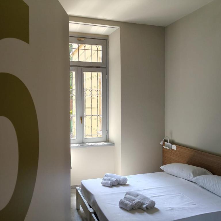 Carro Hostel - Monza Centro - Dormire bene Fare bene Scegli Bene! - Camera Familiare con Bagno Privato - 2