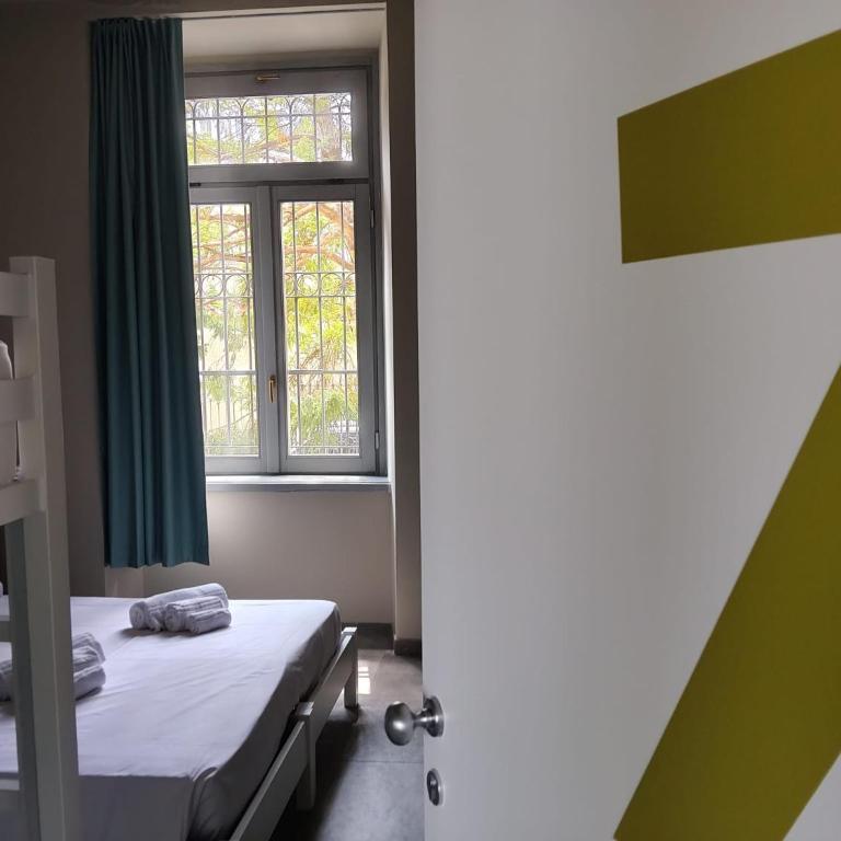 Carro Hostel - Monza Centro - Dormire bene Fare bene Scegli Bene! - Camera Familiare con Bagno Privato - 5