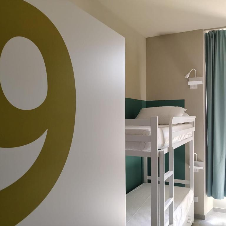 Carro Hostel - Monza Centro - Dormire bene Fare bene Scegli Bene! - Camera Familiare con Bagno Privato - 1