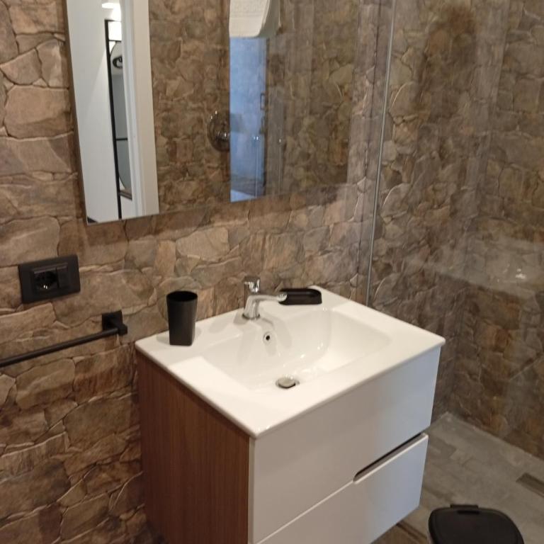 Borgo Double V - Deluxe Quadruple Room - 9
