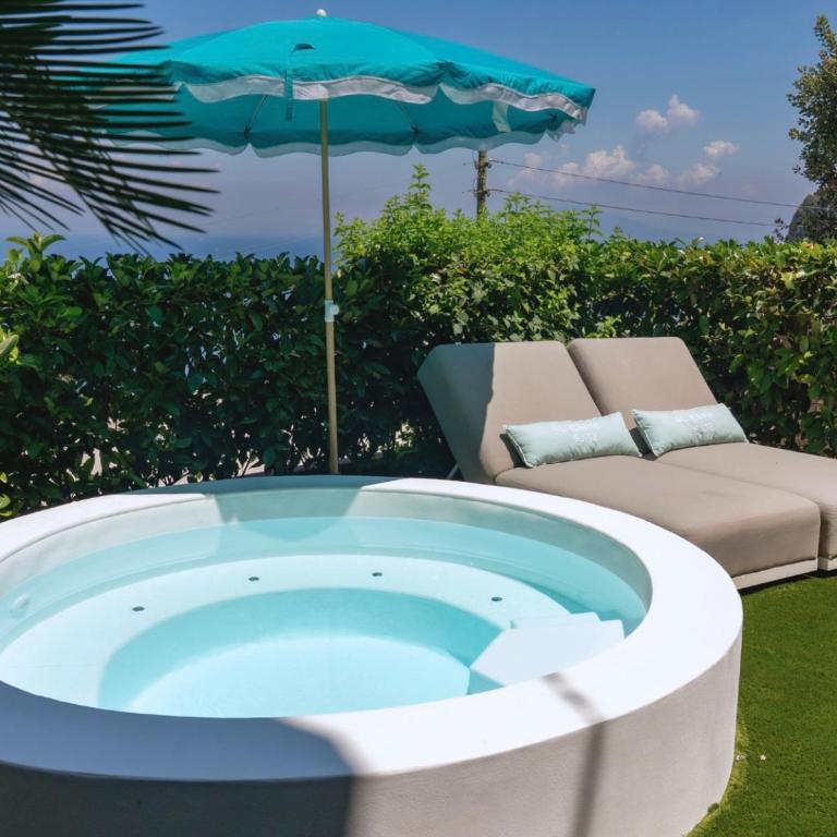 Al Capri Suite & Private Pool - Habitación con cama grande y vistas al mar - 8