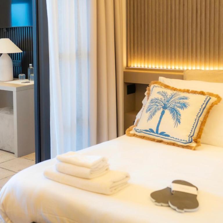 Al Capri Suite & Private Pool - Habitación con cama grande y vistas al mar - 2