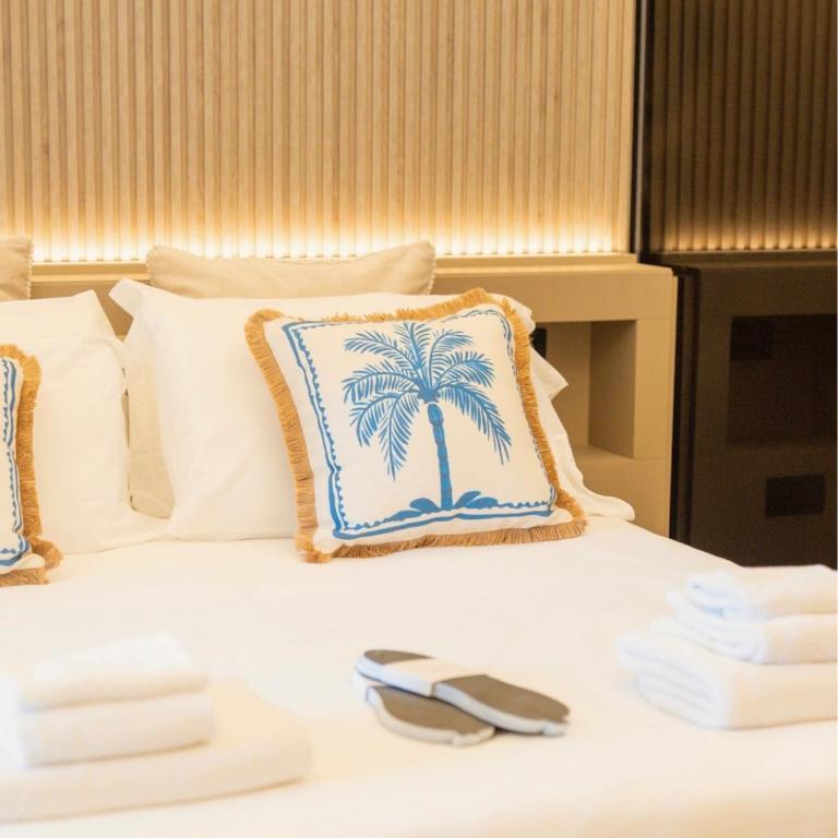 Al Capri Suite & Private Pool - Habitación con cama grande y vistas al mar - 9