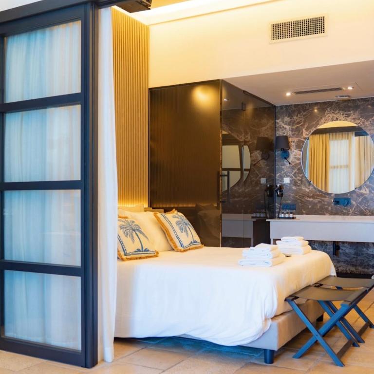 Al Capri Suite & Private Pool - Habitación con cama grande y vistas al mar - 3