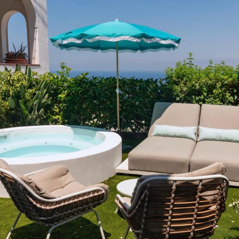Al Capri Suite & Private Pool - Habitación con cama grande y vistas al mar - 4