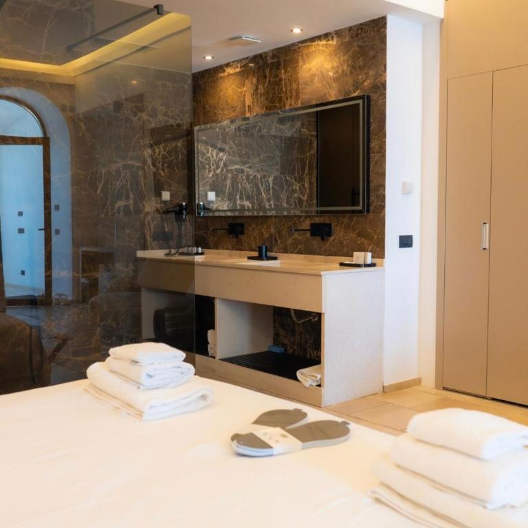 Al Capri Suite & Private Pool - Habitación Doble Deluxe con balcón y vistas al mar - 1