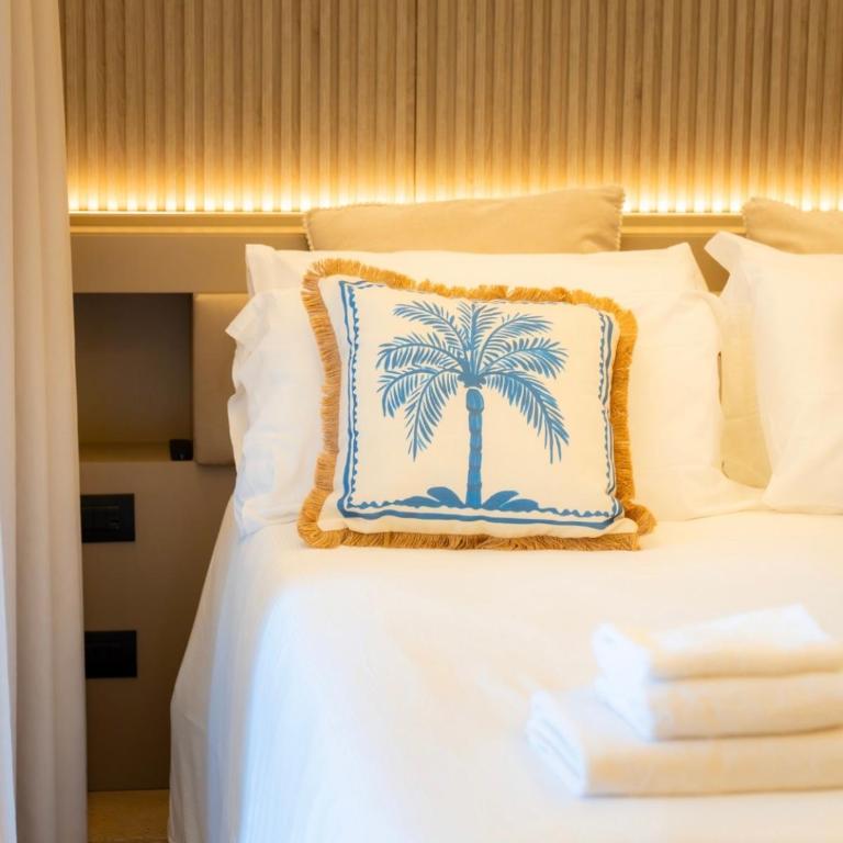 Al Capri Suite & Private Pool - Habitación con cama grande y vistas al mar - 5