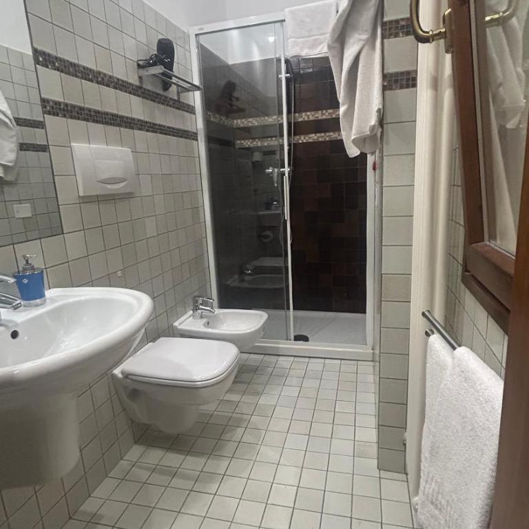 Notti sull'Adige - Camera Matrimoniale/Doppia con Letti Singoli con Bagno Privato Esterno - 1