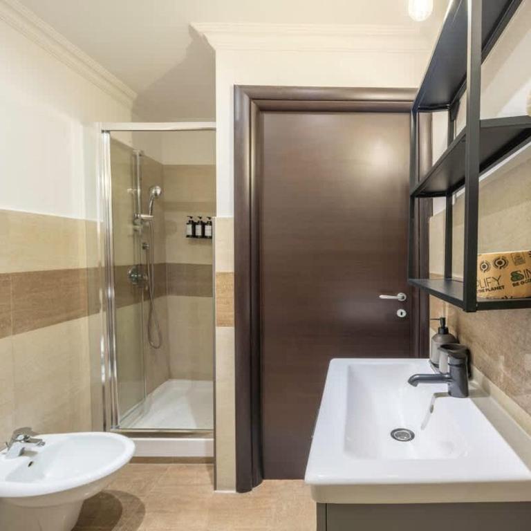 Ghetto BuddyRent - Two-Bedroom Apartment - 22