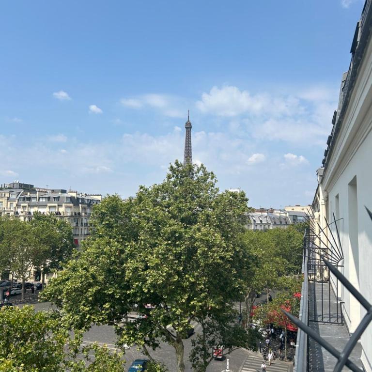 Eiffel Yard Hotel - Junior Suite - Eiffel Tower Side View - 12