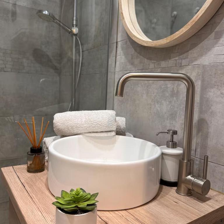 Prime Location AC Studio Place Masséna Walk Everywhere - One-Bedroom Apartment - 9
