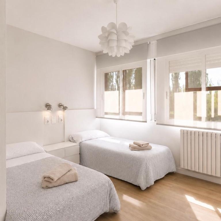Residencia Universitaria "RUDMA HOSPITAL DEL REY" - Chambre Lits Jumeaux - 1
