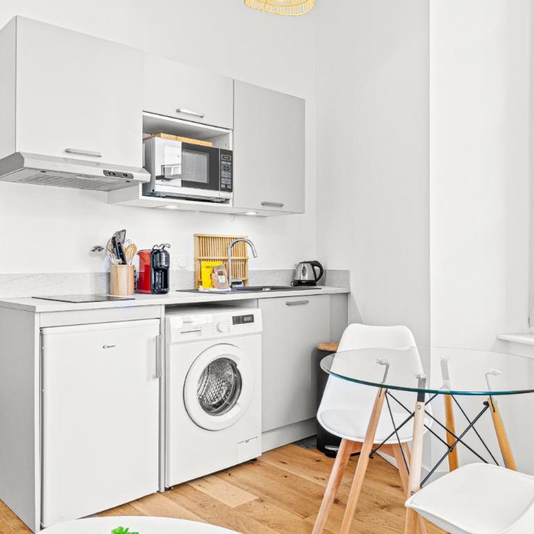 Charming City Center Studio 302 - Studio - 10