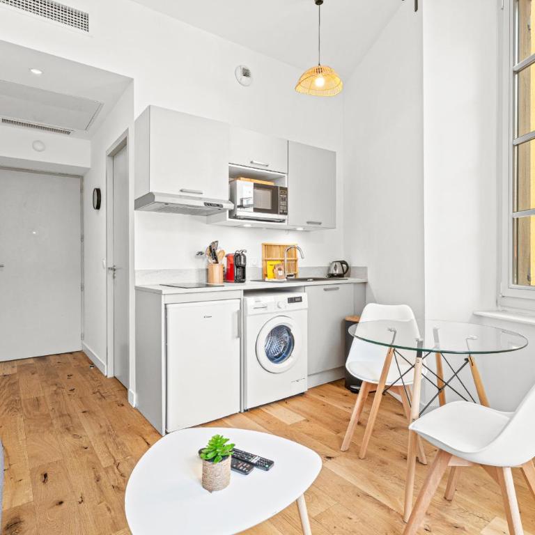 Charming City Center Studio 302 - Studio - 9