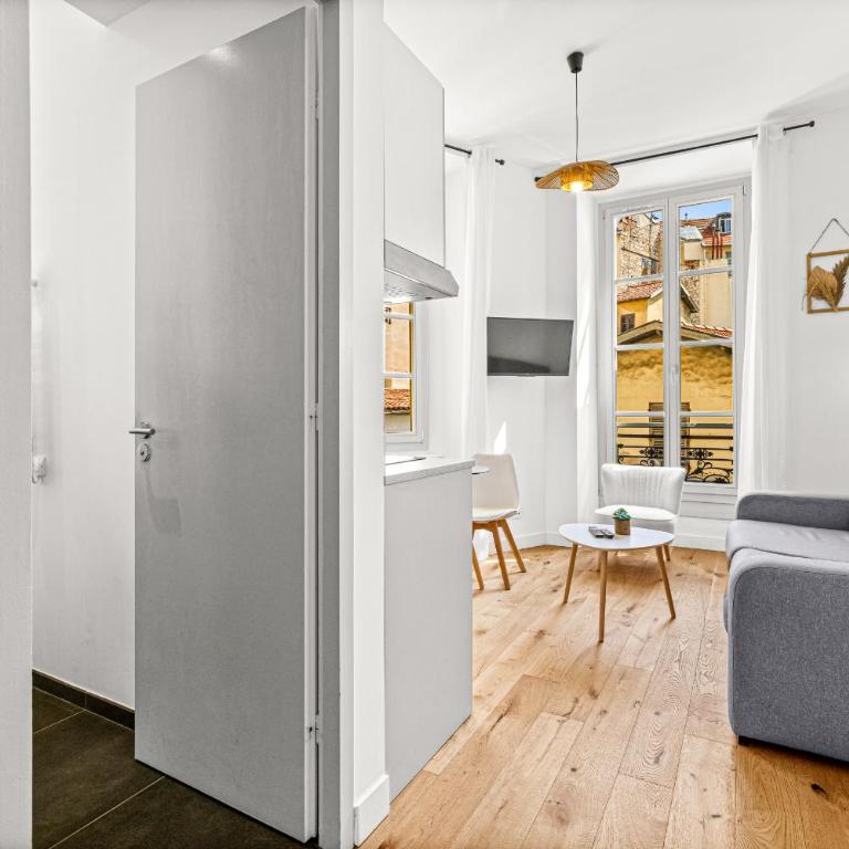 Charming City Center Studio 302 - Studio - 14