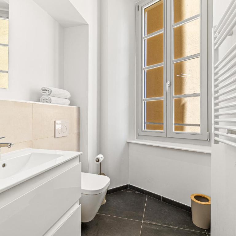 Charming City Center Studio 302 - Studio - 16