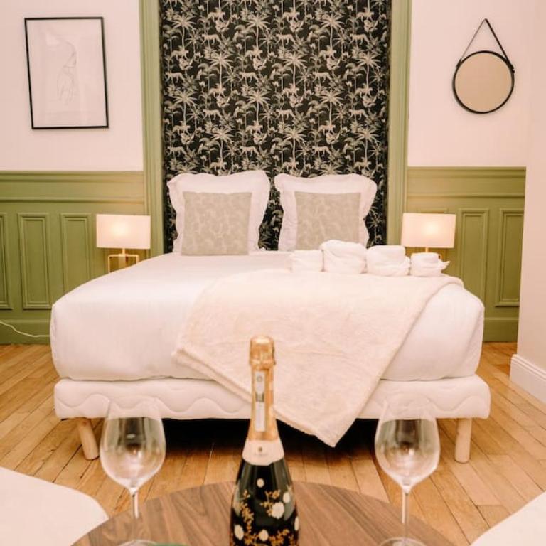 2P Studio - Eiffel Tower View - Romantic Suite-A-C - Studio - 4