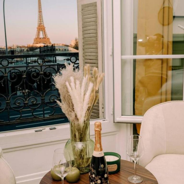 2P Studio - Eiffel Tower View - Romantic Suite-A-C - Studio - 10