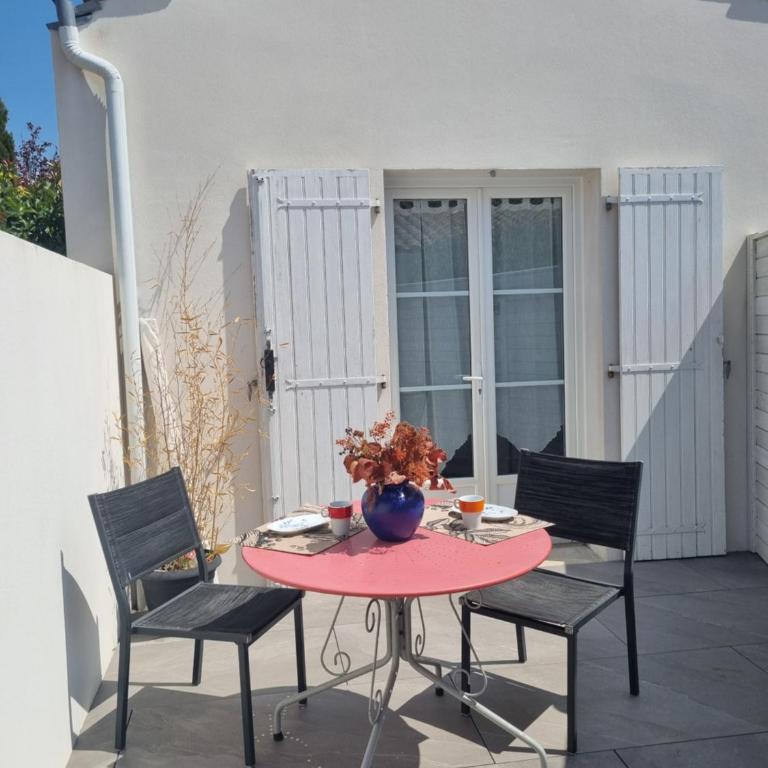 CHARMANTE PETITE MAISON avec patio - One-Bedroom House - 4