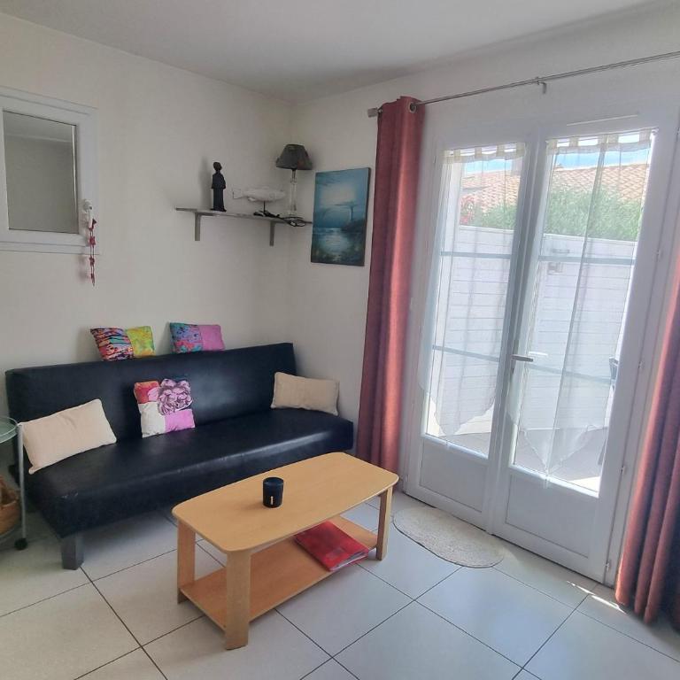 CHARMANTE PETITE MAISON avec patio - One-Bedroom House - 5