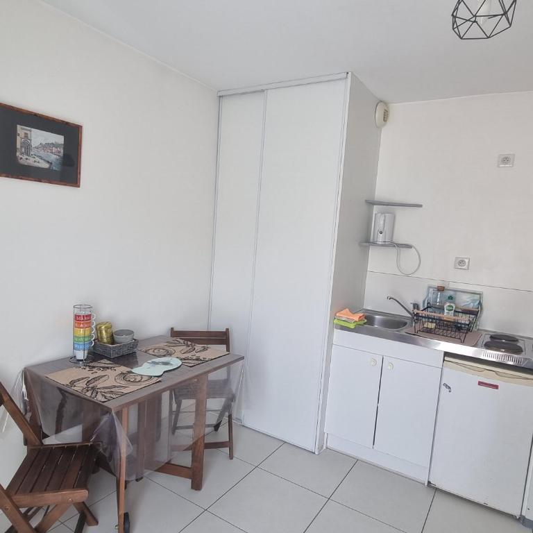 CHARMANTE PETITE MAISON avec patio - One-Bedroom House - 8
