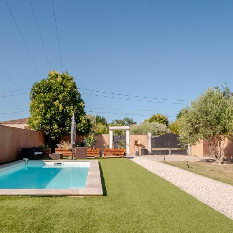 La Villa Romana pour 12 personnes avec piscine privée à Nimes - Villa avec Piscine Privée - 4