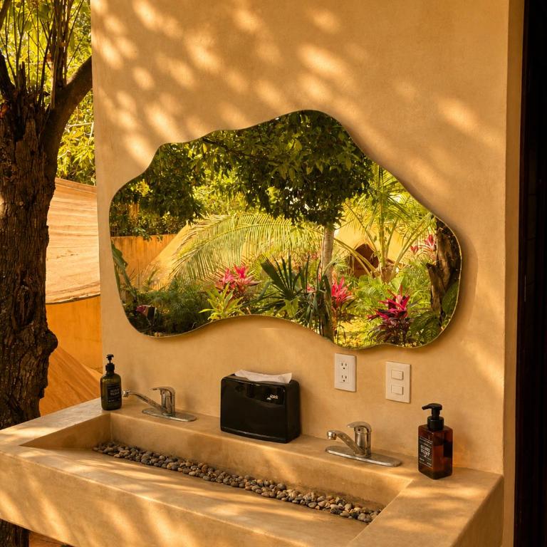 Shamalay - Nomad Experience - Habitación con cama extragrande y vistas a la piscina - 13