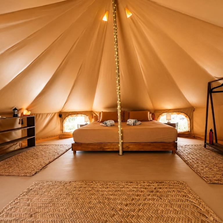 Shamalay - Nomad Experience - Habitación con cama extragrande y vistas a la piscina - 14
