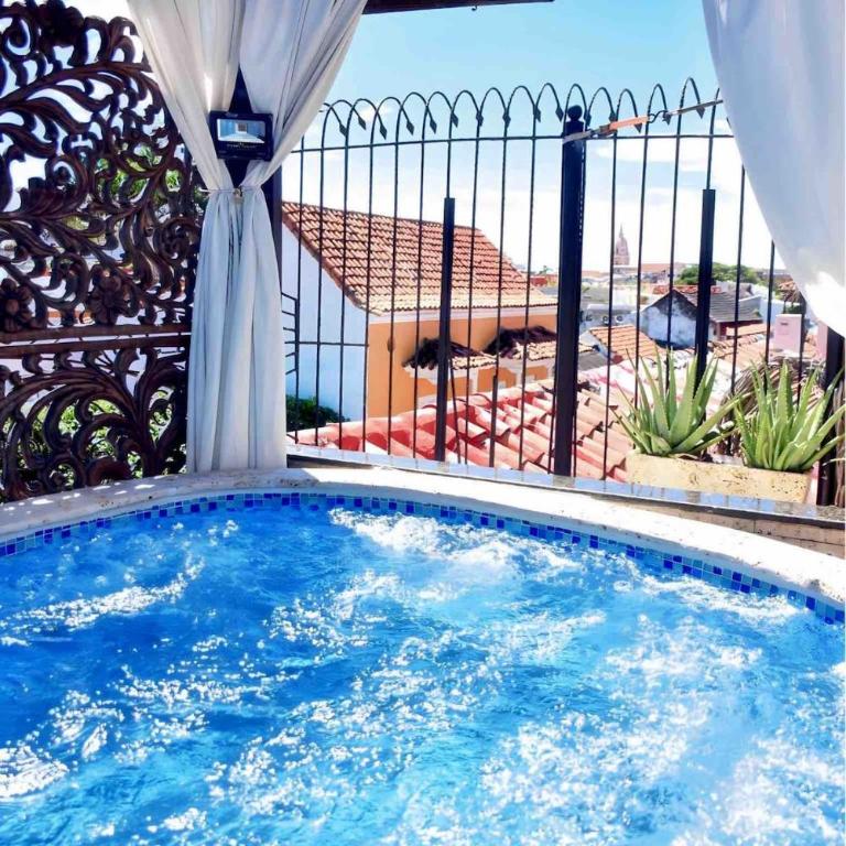 Luxury Penthouse & Jacuzzi Rooftop - Two-Bedroom Apartment - 2