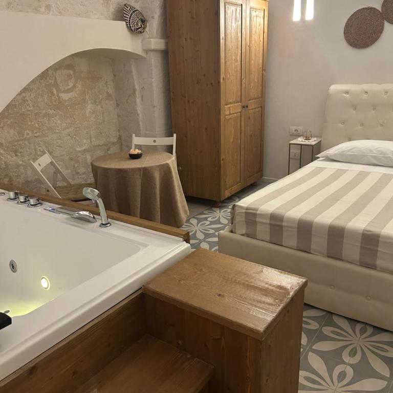 Nenetta Rooms & Suites Monopoli - Camera Matrimoniale con Vasca Idromassaggio - 12