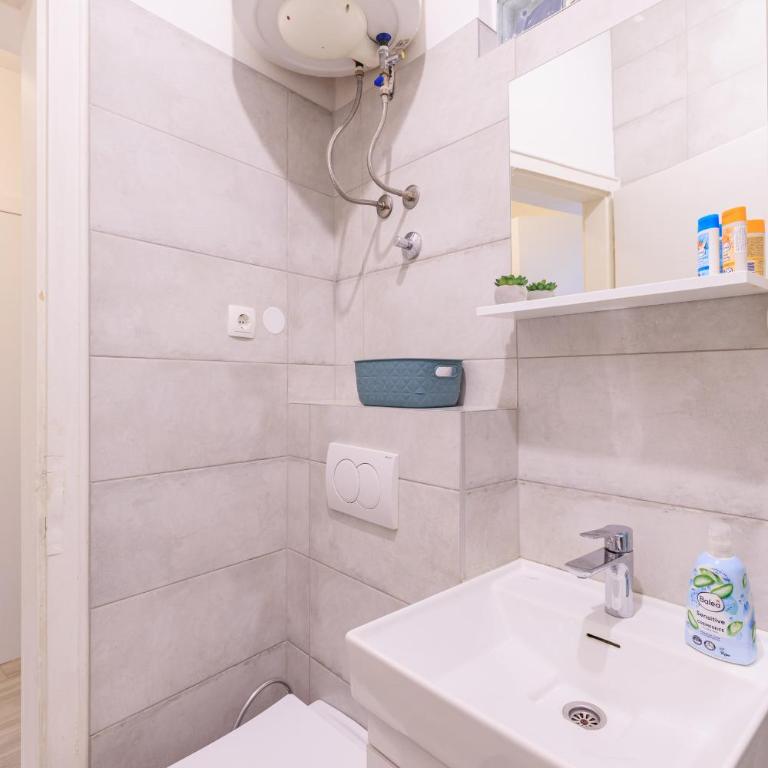 Central & Fully equipped apartment with Free parking - Apartman sa 1 Spavaćom Sobom - 18