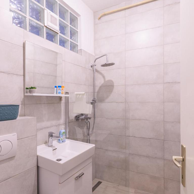 Central & Fully equipped apartment with Free parking - Apartman sa 1 Spavaćom Sobom - 19
