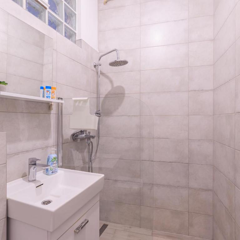 Central & Fully equipped apartment with Free parking - Apartman sa 1 Spavaćom Sobom - 4