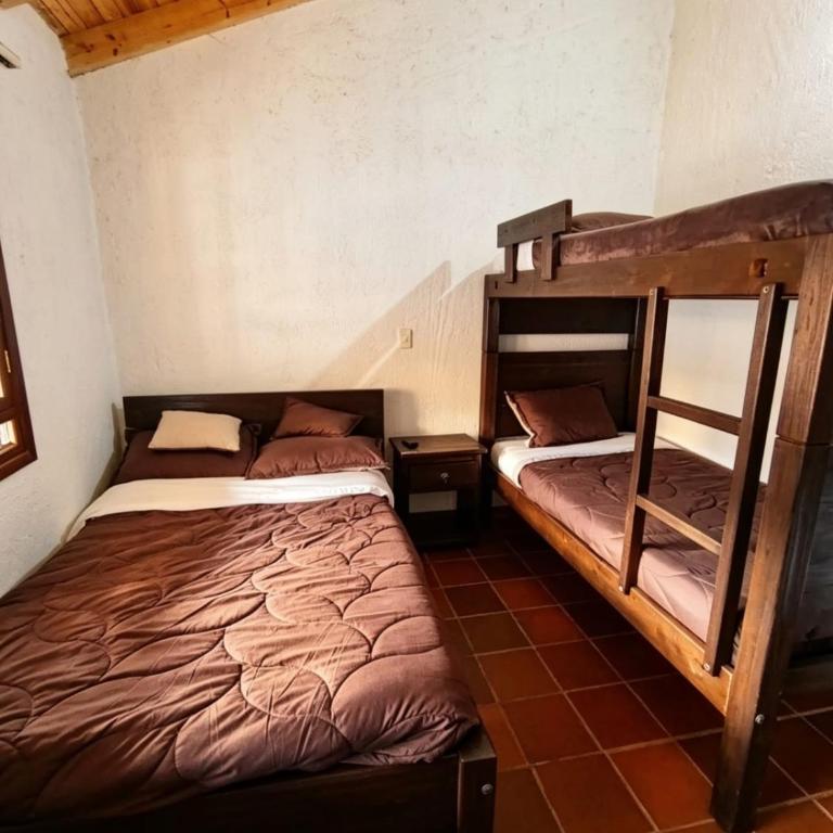 Hotel Lancers - Basic Triple Room with Shared Bathroom - 1