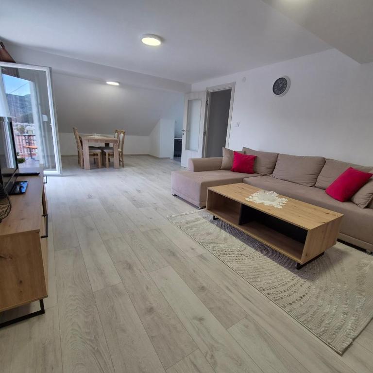 Apartmani Neno - Apartman s 2 Spavaće Sobe sa Balkonom i Terasom - 11
